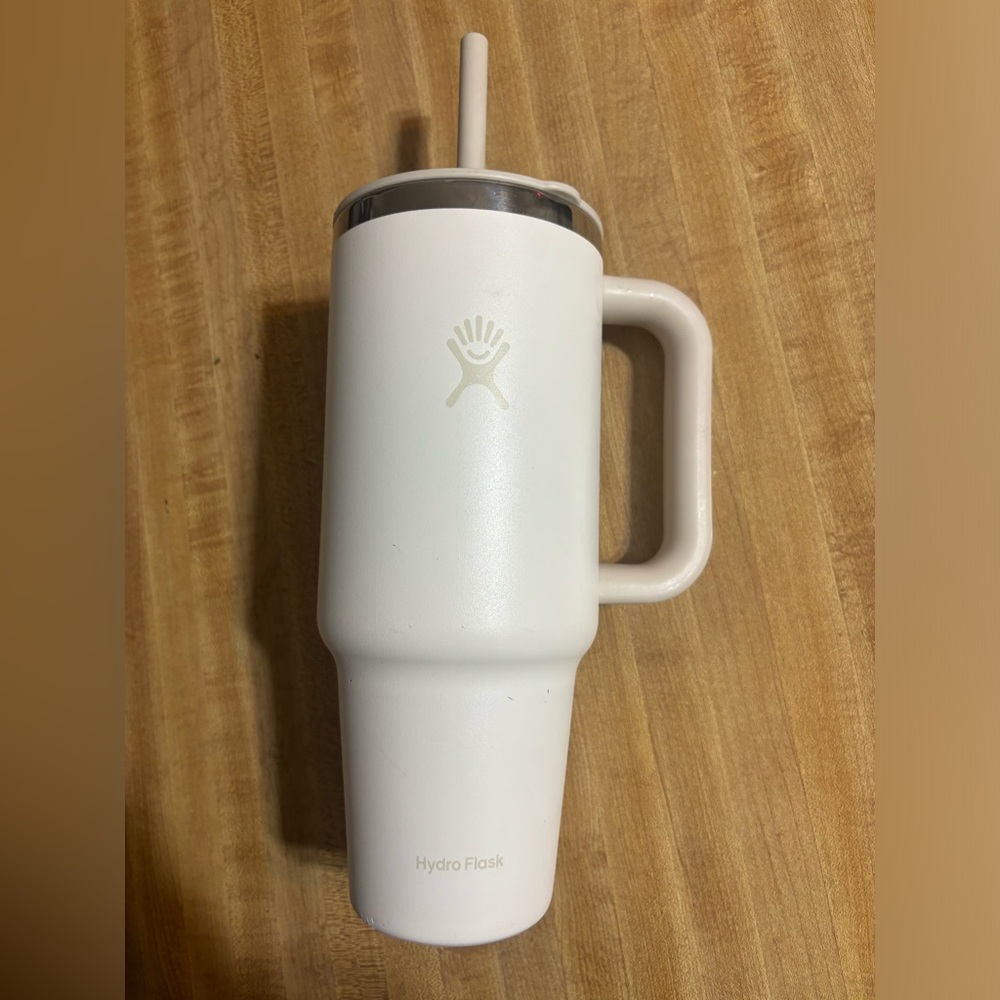 Hydro Flask White Insulated Water Bottle for Dining
